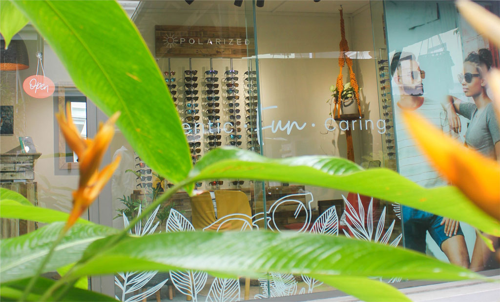 Vue depuis la vitrine du magasin Helios Eyewear