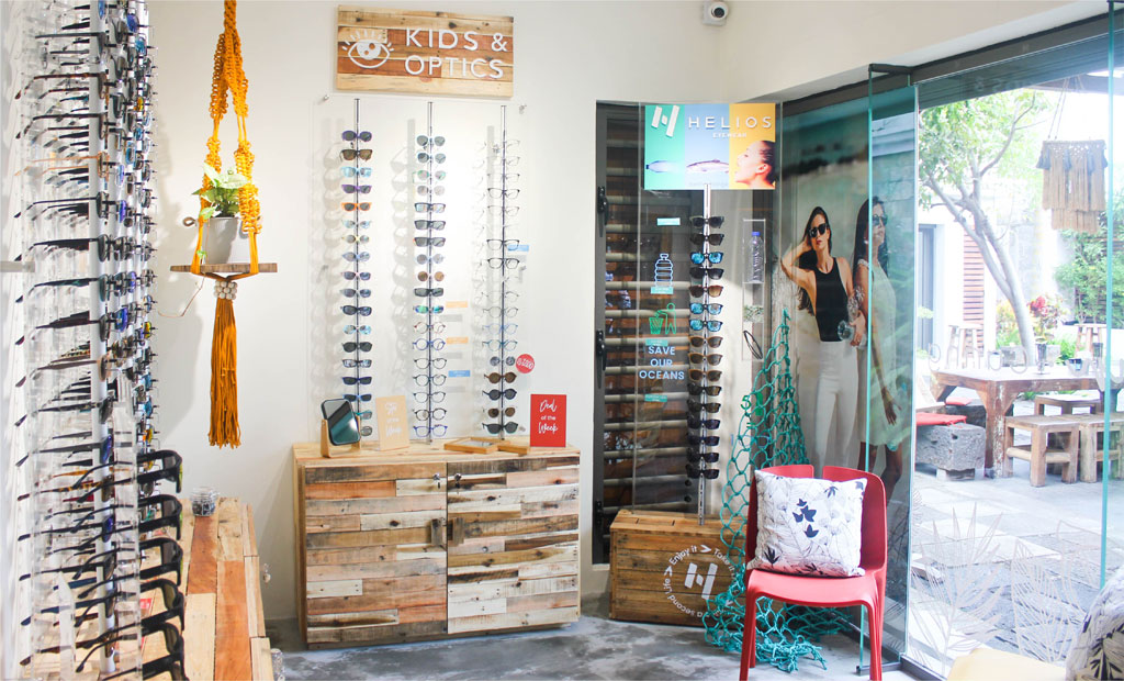 Présentation des articles dans le magasin Helios Eyewear